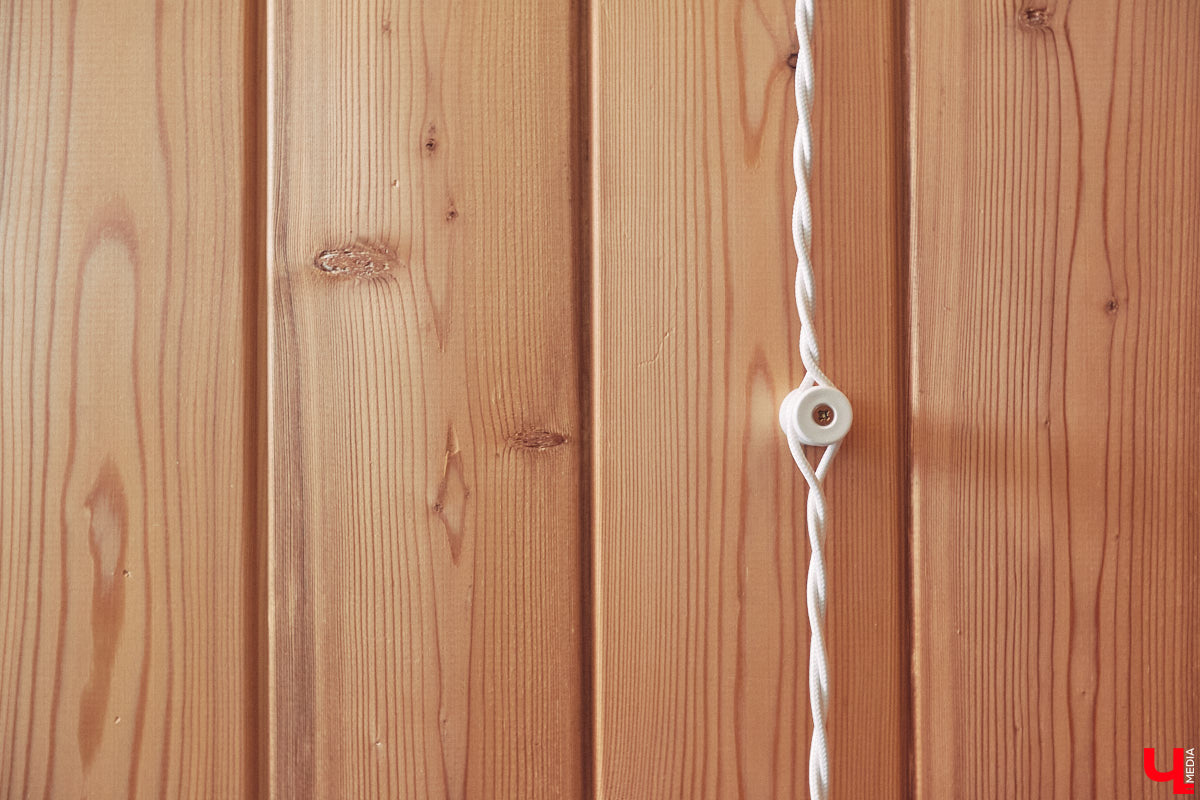 Знакомство с владениями семьи Найденовых начинается с великолепных ворот, на которых изображено солнце. На самом участке стоят большой деревянный дом, колодец, а под деревом — самовар. В общем, картина сказочная. Ну как тут не заглянуть в гости?