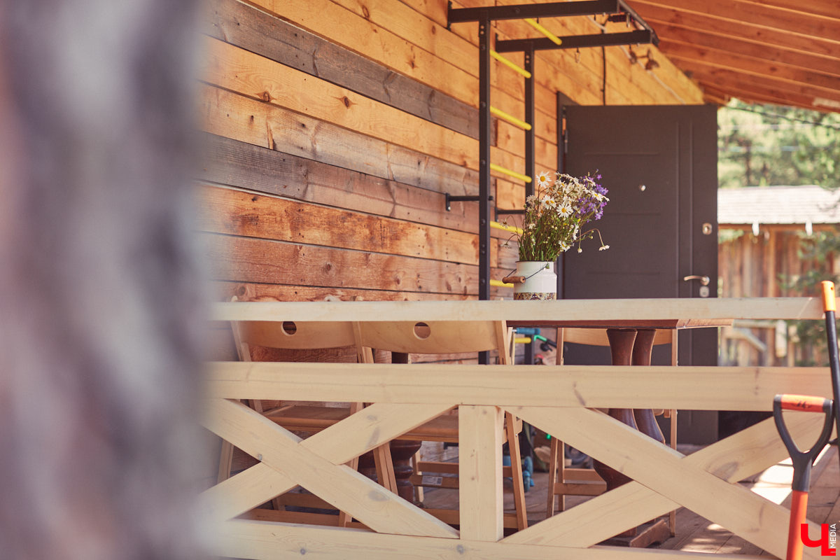 Знакомство с владениями семьи Найденовых начинается с великолепных ворот, на которых изображено солнце. На самом участке стоят большой деревянный дом, колодец, а под деревом — самовар. В общем, картина сказочная. Ну как тут не заглянуть в гости?