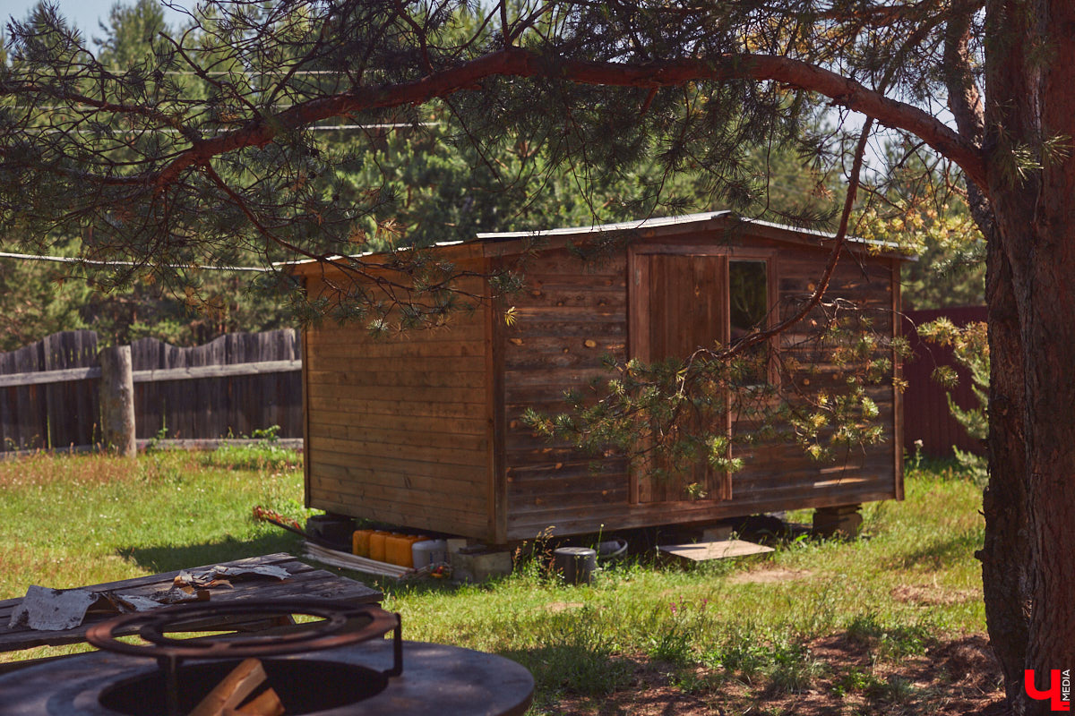 Знакомство с владениями семьи Найденовых начинается с великолепных ворот, на которых изображено солнце. На самом участке стоят большой деревянный дом, колодец, а под деревом — самовар. В общем, картина сказочная. Ну как тут не заглянуть в гости?