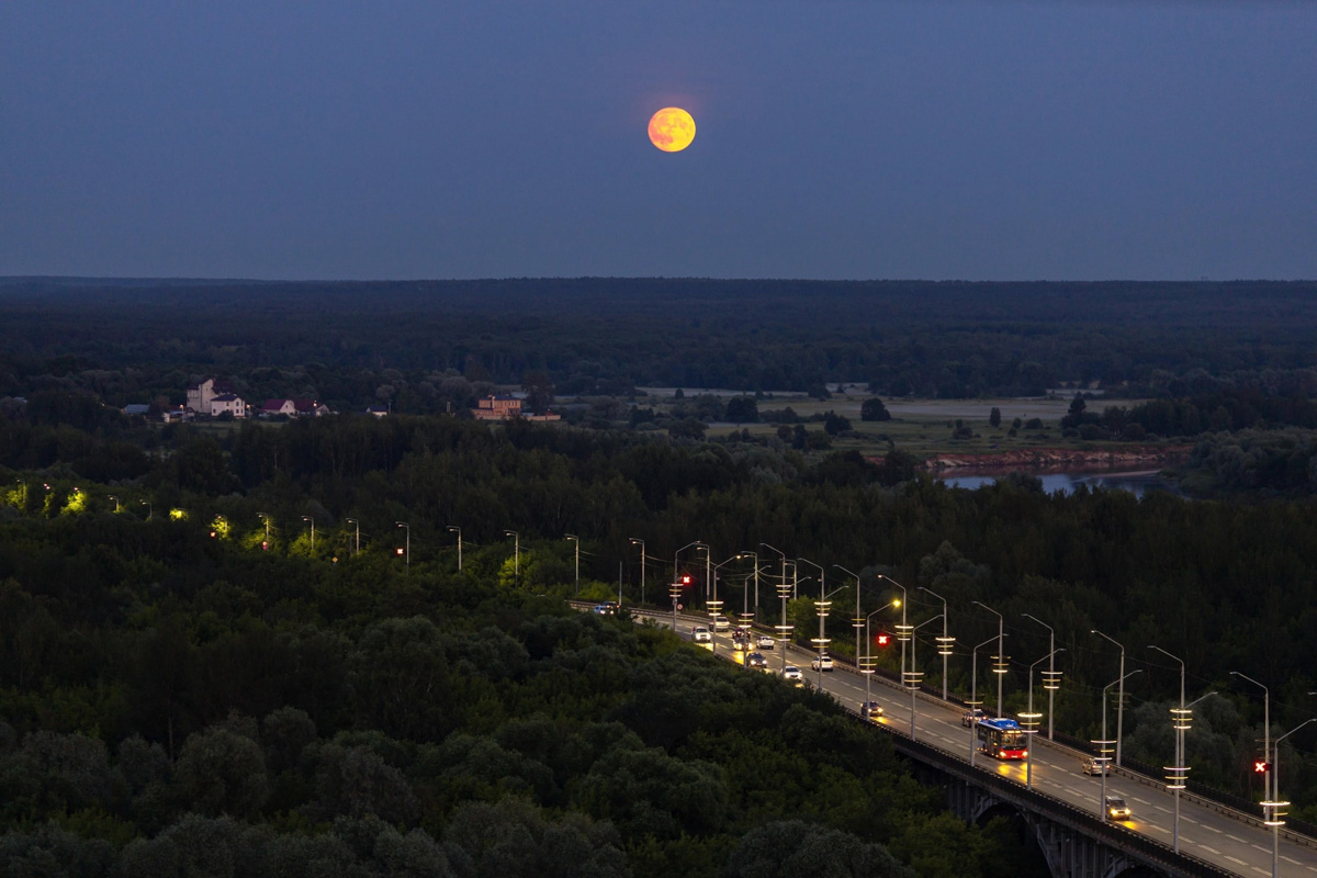 Жители Владимирской области стали свидетелями сразу двух редких явлений за одну ночь. Те, кому повезло, смогли увидеть и серебристые облака, и грозовое суперлуние. Красивыми снимками они активно делились в социальных сетях. Мы собрали все в один материал.
