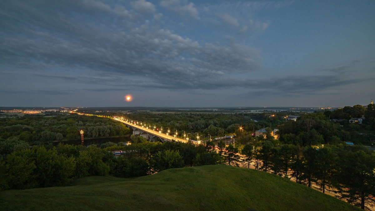 Жители Владимирской области стали свидетелями сразу двух редких явлений за одну ночь. Те, кому повезло, смогли увидеть и серебристые облака, и грозовое суперлуние. Красивыми снимками они активно делились в социальных сетях. Мы собрали все в один материал.