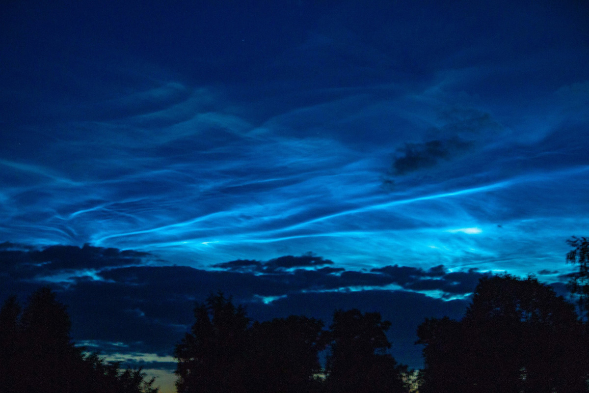 Жители Владимирской области стали свидетелями сразу двух редких явлений за одну ночь. Те, кому повезло, смогли увидеть и серебристые облака, и грозовое суперлуние. Красивыми снимками они активно делились в социальных сетях. Мы собрали все в один материал.