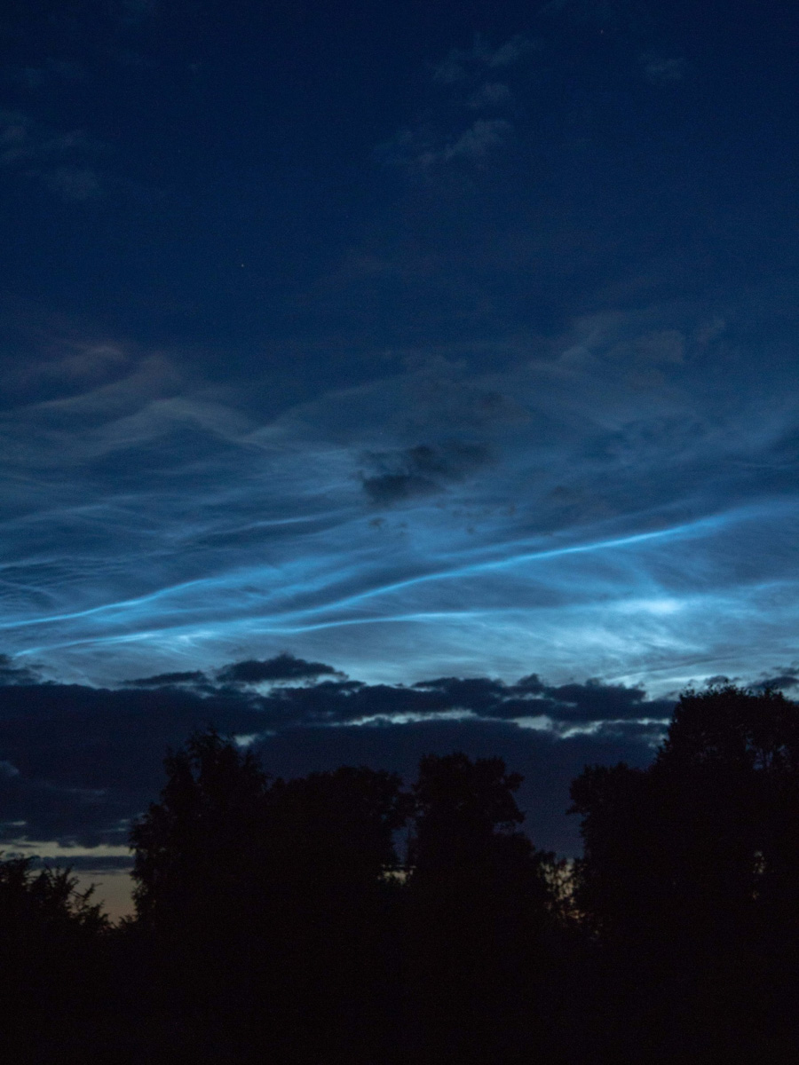 Жители Владимирской области стали свидетелями сразу двух редких явлений за одну ночь. Те, кому повезло, смогли увидеть и серебристые облака, и грозовое суперлуние. Красивыми снимками они активно делились в социальных сетях. Мы собрали все в один материал.