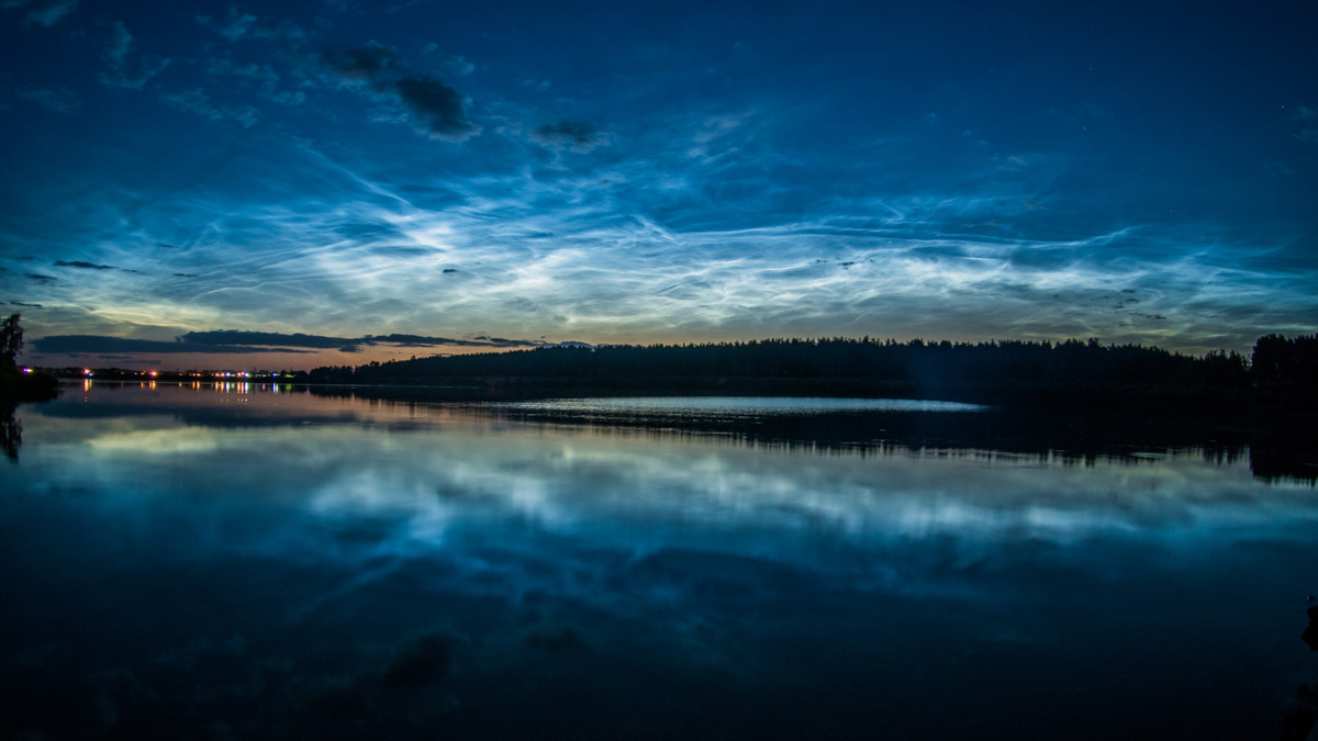 Жители Владимирской области стали свидетелями сразу двух редких явлений за одну ночь. Те, кому повезло, смогли увидеть и серебристые облака, и грозовое суперлуние. Красивыми снимками они активно делились в социальных сетях. Мы собрали все в один материал.