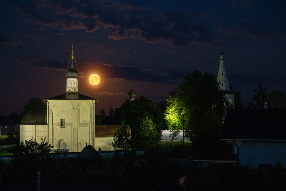 Жители Владимирской области стали свидетелями сразу двух редких явлений за одну ночь. Те, кому повезло, смогли увидеть и серебристые облака, и грозовое суперлуние. Красивыми снимками они активно делились в социальных сетях. Мы собрали все в один материал.