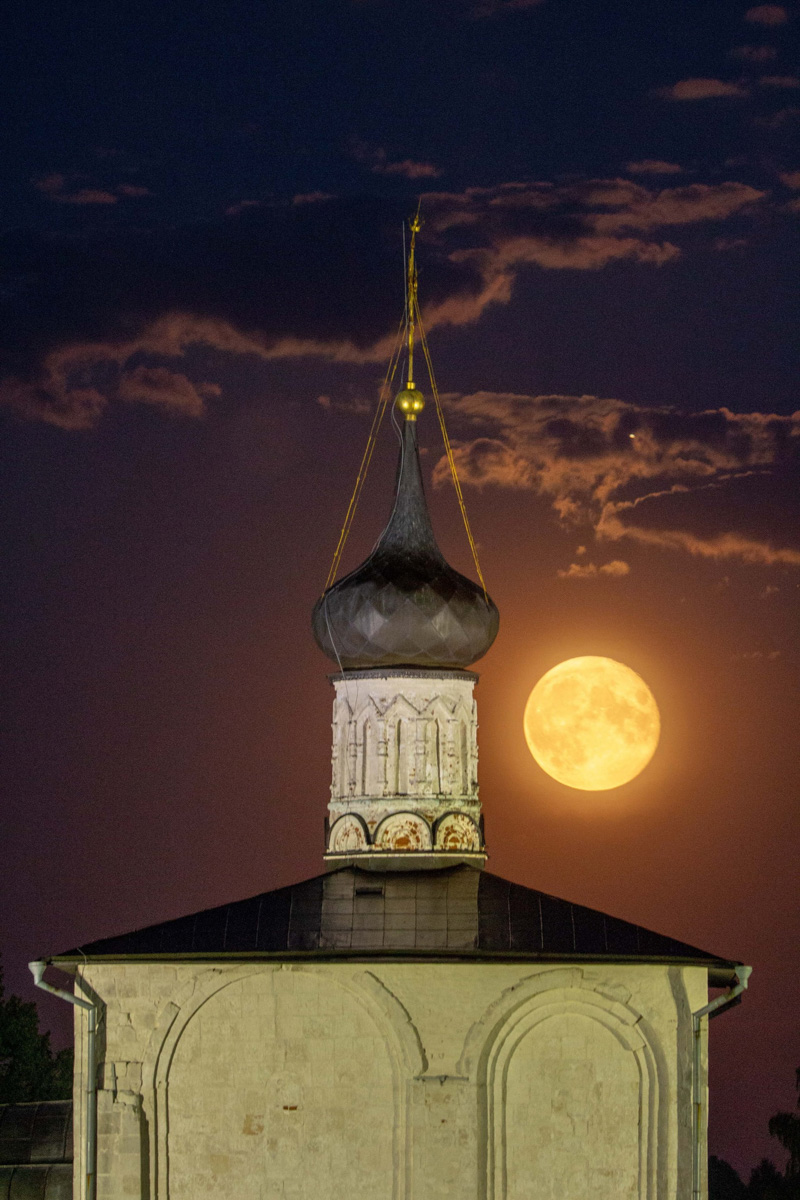Жители Владимирской области стали свидетелями сразу двух редких явлений за одну ночь. Те, кому повезло, смогли увидеть и серебристые облака, и грозовое суперлуние. Красивыми снимками они активно делились в социальных сетях. Мы собрали все в один материал.