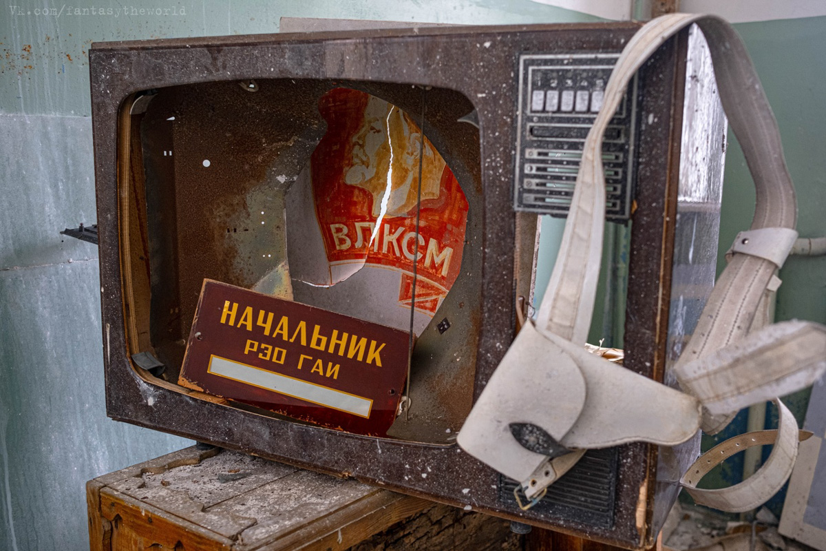 Если большинство людей заброшенных мест боятся, то урбекс-туристы, наоборот, перерывают землю в поисках забытых локаций, где некогда творилась история. В числе таких авантюристов Михаил Александров из Москвы, который приезжает во Владимирскую область за интересными находками. Рассказом об одной из них — затерянном во времени отделом ГАИ — он поделился с нашим изданием.