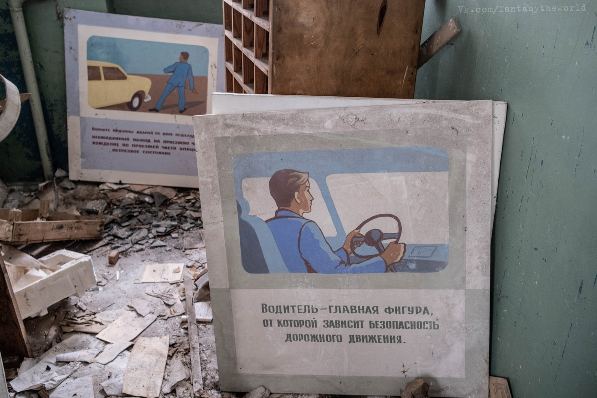 Если большинство людей заброшенных мест боятся, то урбекс-туристы, наоборот, перерывают землю в поисках забытых локаций, где некогда творилась история. В числе таких авантюристов Михаил Александров из Москвы, который приезжает во Владимирскую область за интересными находками. Рассказом об одной из них — затерянном во времени отделом ГАИ — он поделился с нашим изданием.