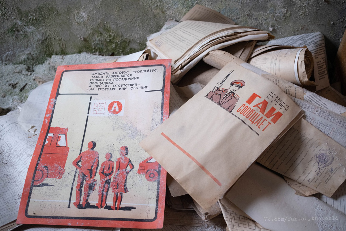 Если большинство людей заброшенных мест боятся, то урбекс-туристы, наоборот, перерывают землю в поисках забытых локаций, где некогда творилась история. В числе таких авантюристов Михаил Александров из Москвы, который приезжает во Владимирскую область за интересными находками. Рассказом об одной из них — затерянном во времени отделом ГАИ — он поделился с нашим изданием.