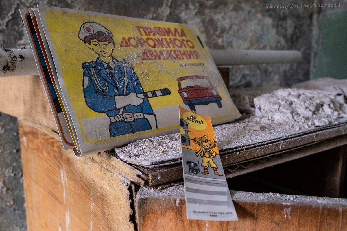 Если большинство людей заброшенных мест боятся, то урбекс-туристы, наоборот, перерывают землю в поисках забытых локаций, где некогда творилась история. В числе таких авантюристов Михаил Александров из Москвы, который приезжает во Владимирскую область за интересными находками. Рассказом об одной из них — затерянном во времени отделом ГАИ — он поделился с нашим изданием.