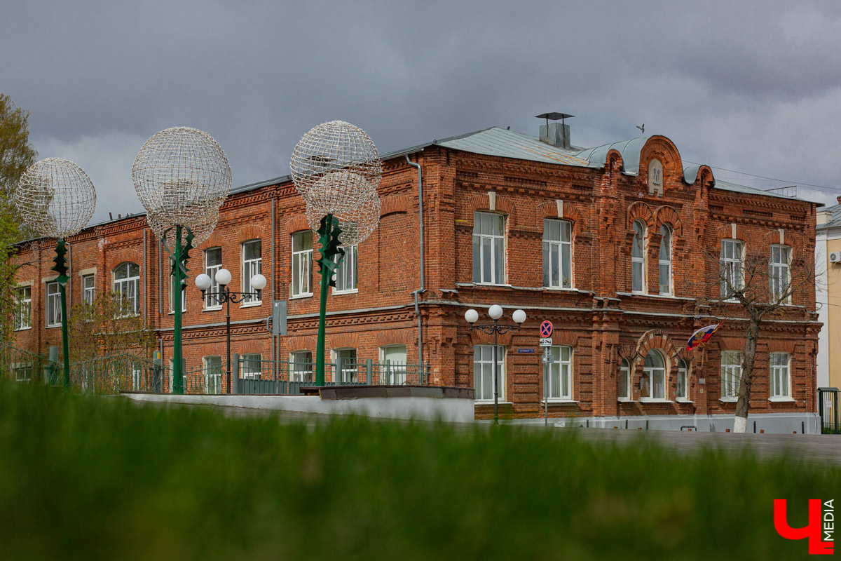 Петр Беген был одним из архитекторов, определивших облик Владимира в начале XX века. Построенные по его проектам здания являются украшением нашего города. Краеведы смогли проследить жизнь архитектора, казалось бы, по шагам, но мотивы многих его неожиданных поступков до сих пор остались для исследователей тайной…