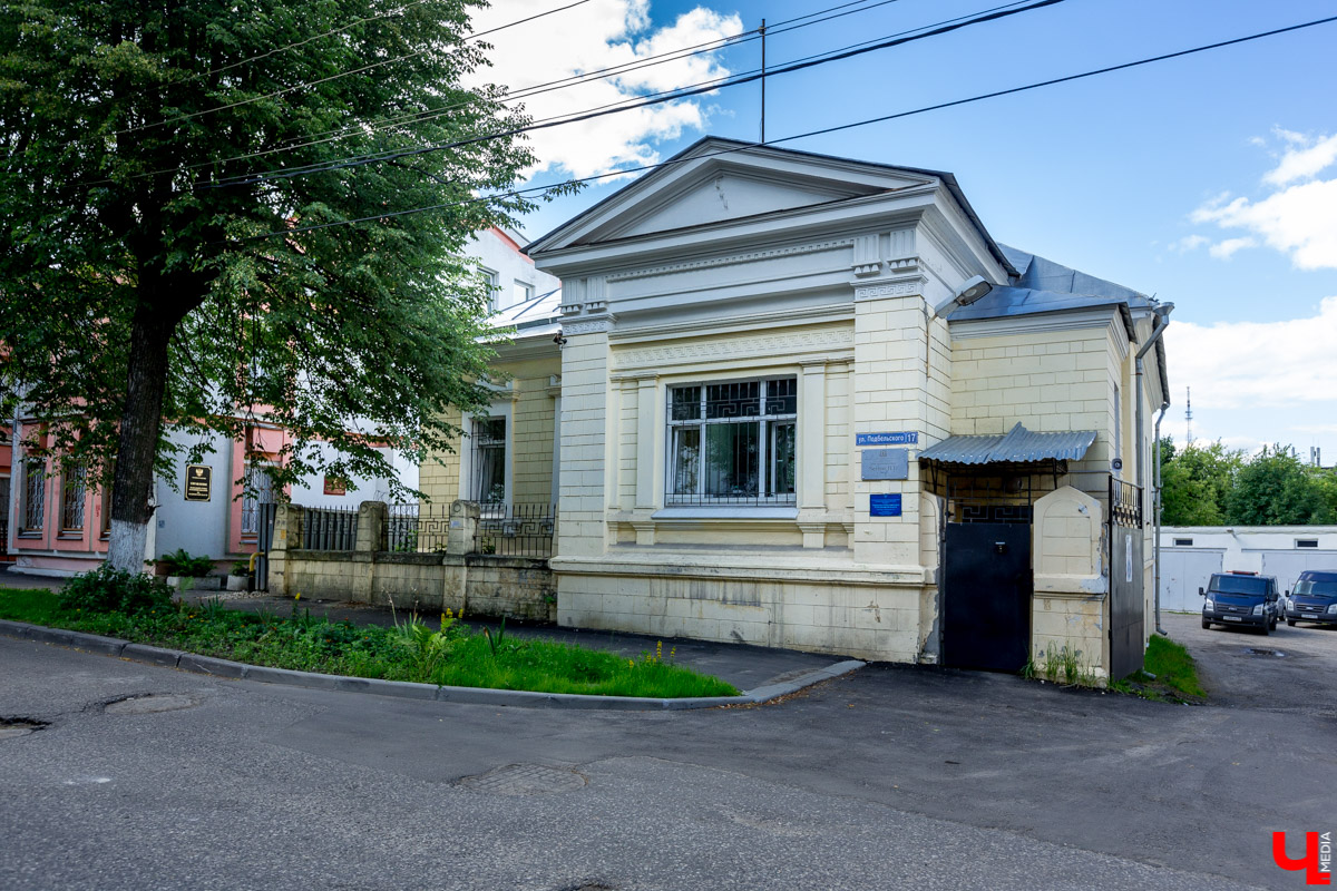 Петр Беген был одним из архитекторов, определивших облик Владимира в начале XX века. Построенные по его проектам здания являются украшением нашего города. Краеведы смогли проследить жизнь архитектора, казалось бы, по шагам, но мотивы многих его неожиданных поступков до сих пор остались для исследователей тайной…