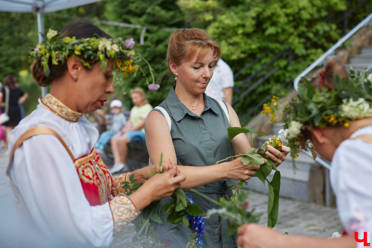 6 июля во Владимире отметили праздник Ивана Купалы. Мероприятие, наполненное традиционными обрядами, прошло в Патриаршем саду. Его гости веселились как могли: кружились в хороводах, гадали на суженого и даже клялись в чувствах, а с наступлением темноты любовались огненным фаер-шоу.