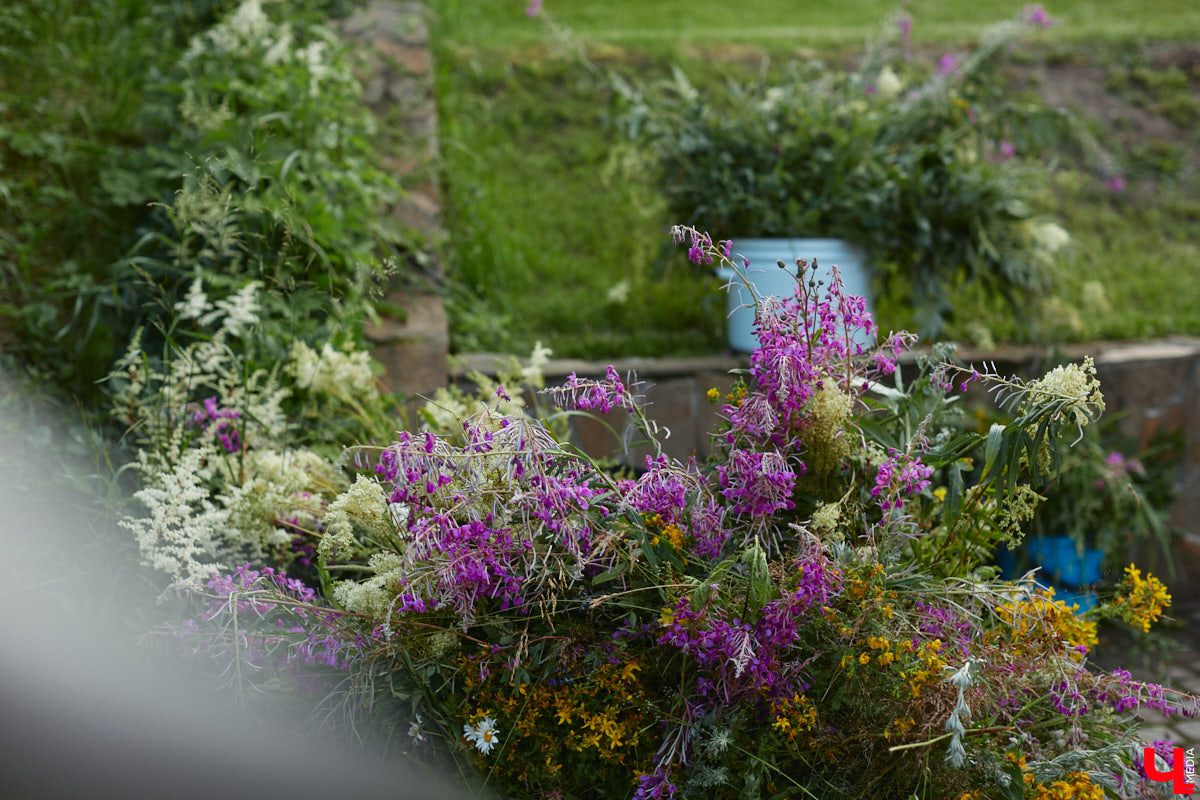 6 июля во Владимире отметили праздник Ивана Купалы. Мероприятие, наполненное традиционными обрядами, прошло в Патриаршем саду. Его гости веселились как могли: кружились в хороводах, гадали на суженого и даже клялись в чувствах, а с наступлением темноты любовались огненным фаер-шоу.