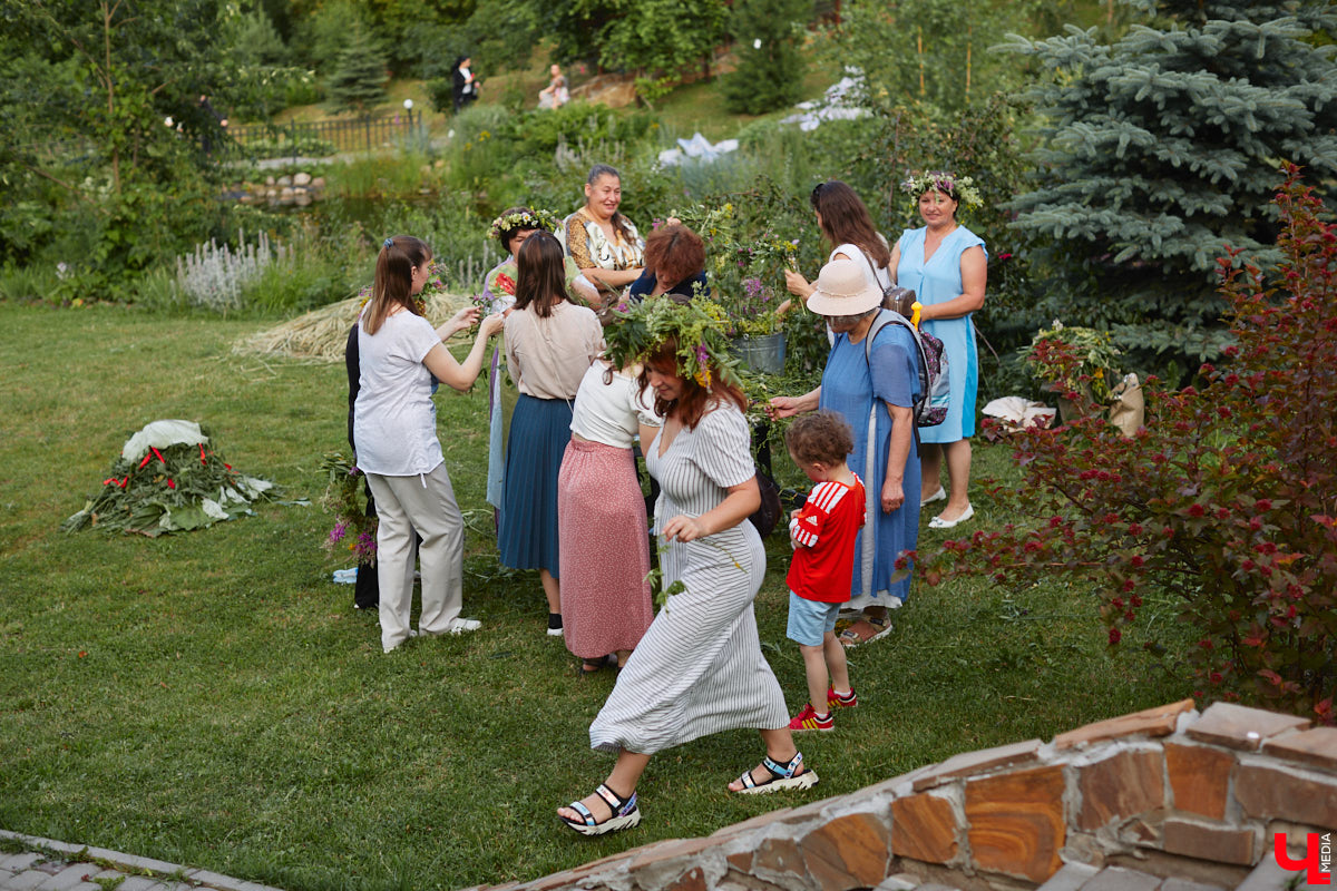 6 июля во Владимире отметили праздник Ивана Купалы. Мероприятие, наполненное традиционными обрядами, прошло в Патриаршем саду. Его гости веселились как могли: кружились в хороводах, гадали на суженого и даже клялись в чувствах, а с наступлением темноты любовались огненным фаер-шоу.