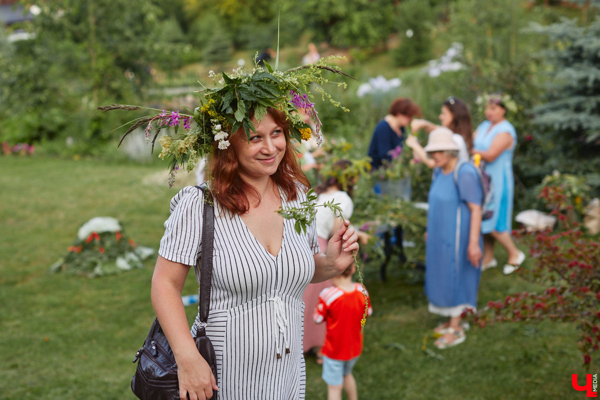 6 июля во Владимире отметили праздник Ивана Купалы. Мероприятие, наполненное традиционными обрядами, прошло в Патриаршем саду. Его гости веселились как могли: кружились в хороводах, гадали на суженого и даже клялись в чувствах, а с наступлением темноты любовались огненным фаер-шоу.