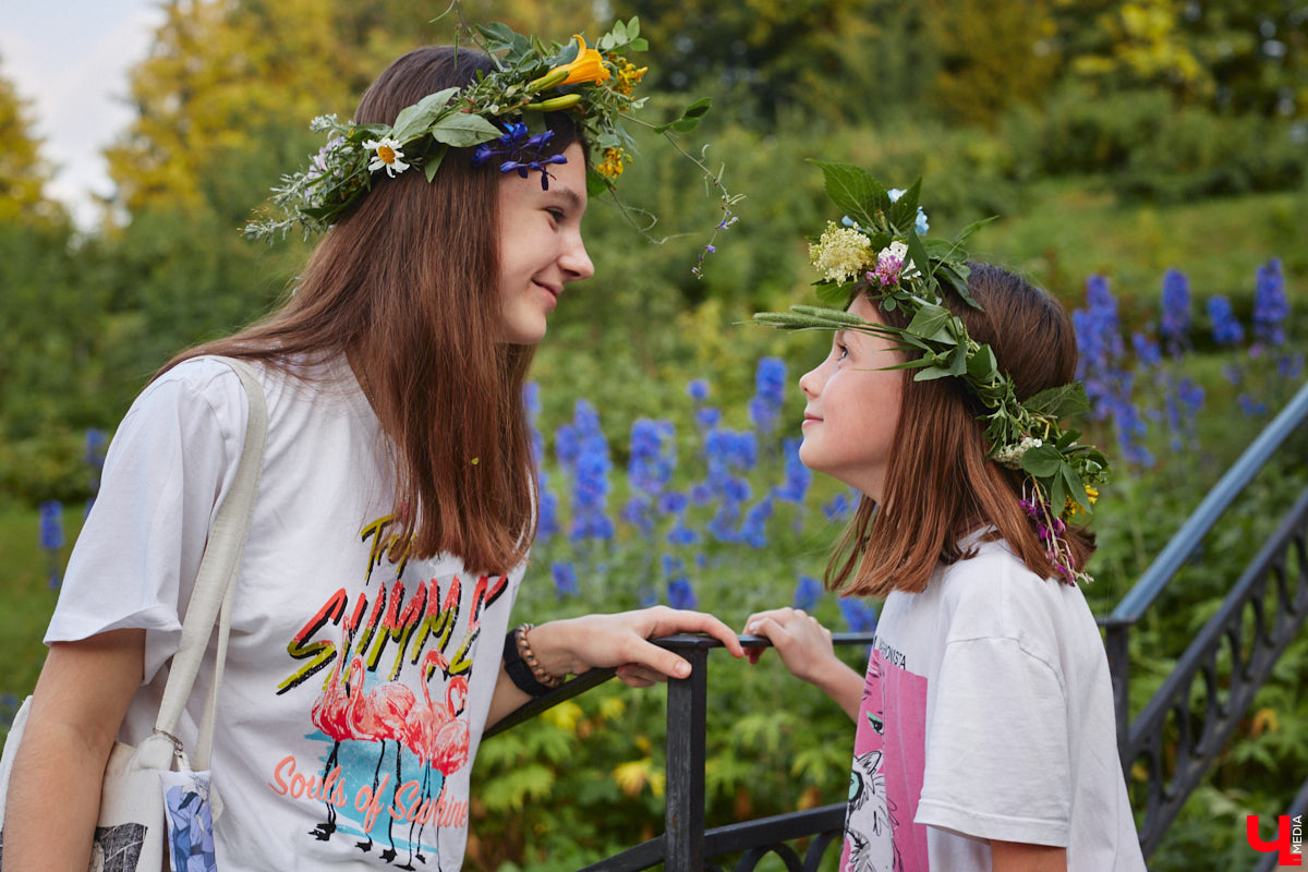 6 июля во Владимире отметили праздник Ивана Купалы. Мероприятие, наполненное традиционными обрядами, прошло в Патриаршем саду. Его гости веселились как могли: кружились в хороводах, гадали на суженого и даже клялись в чувствах, а с наступлением темноты любовались огненным фаер-шоу.