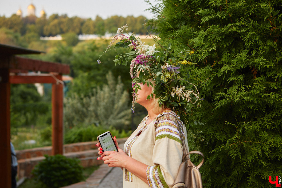 6 июля во Владимире отметили праздник Ивана Купалы. Мероприятие, наполненное традиционными обрядами, прошло в Патриаршем саду. Его гости веселились как могли: кружились в хороводах, гадали на суженого и даже клялись в чувствах, а с наступлением темноты любовались огненным фаер-шоу.