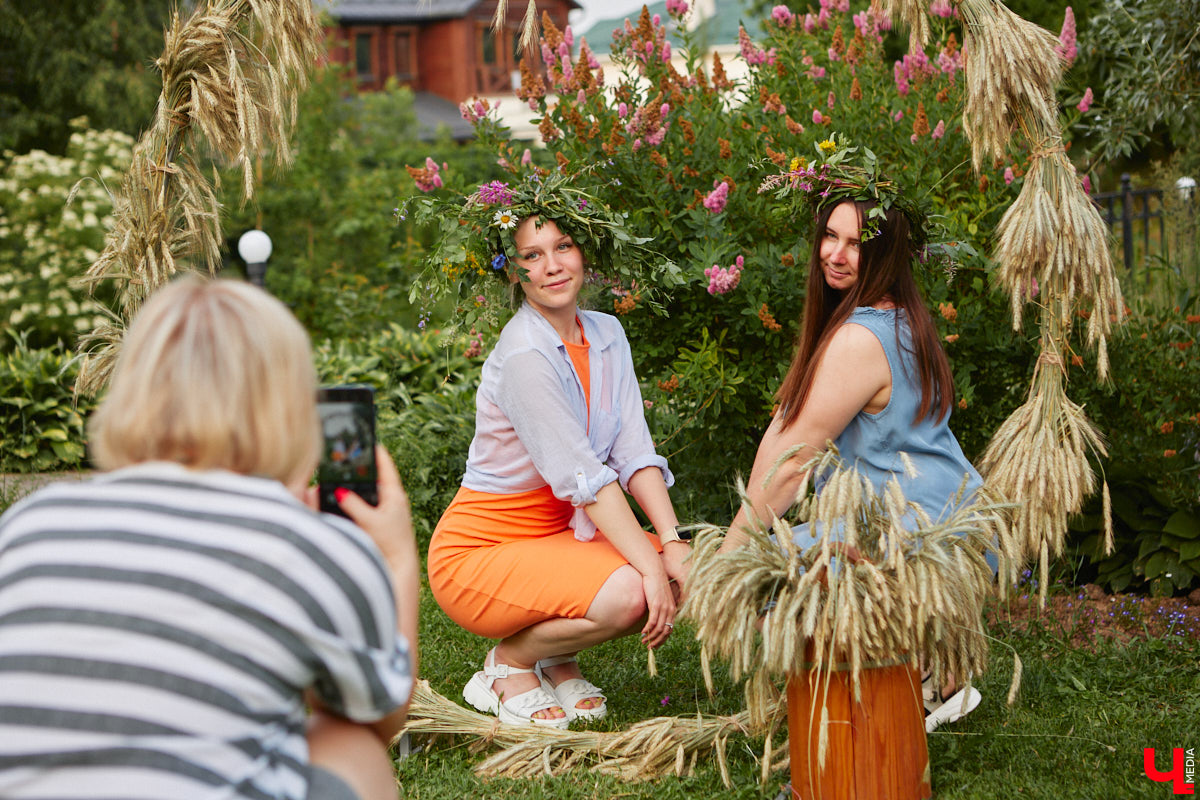 6 июля во Владимире отметили праздник Ивана Купалы. Мероприятие, наполненное традиционными обрядами, прошло в Патриаршем саду. Его гости веселились как могли: кружились в хороводах, гадали на суженого и даже клялись в чувствах, а с наступлением темноты любовались огненным фаер-шоу.