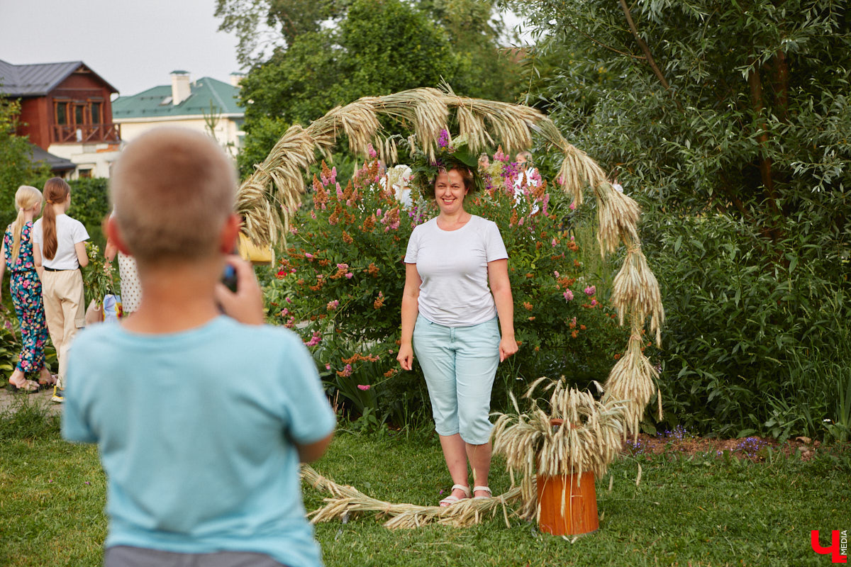 6 июля во Владимире отметили праздник Ивана Купалы. Мероприятие, наполненное традиционными обрядами, прошло в Патриаршем саду. Его гости веселились как могли: кружились в хороводах, гадали на суженого и даже клялись в чувствах, а с наступлением темноты любовались огненным фаер-шоу.