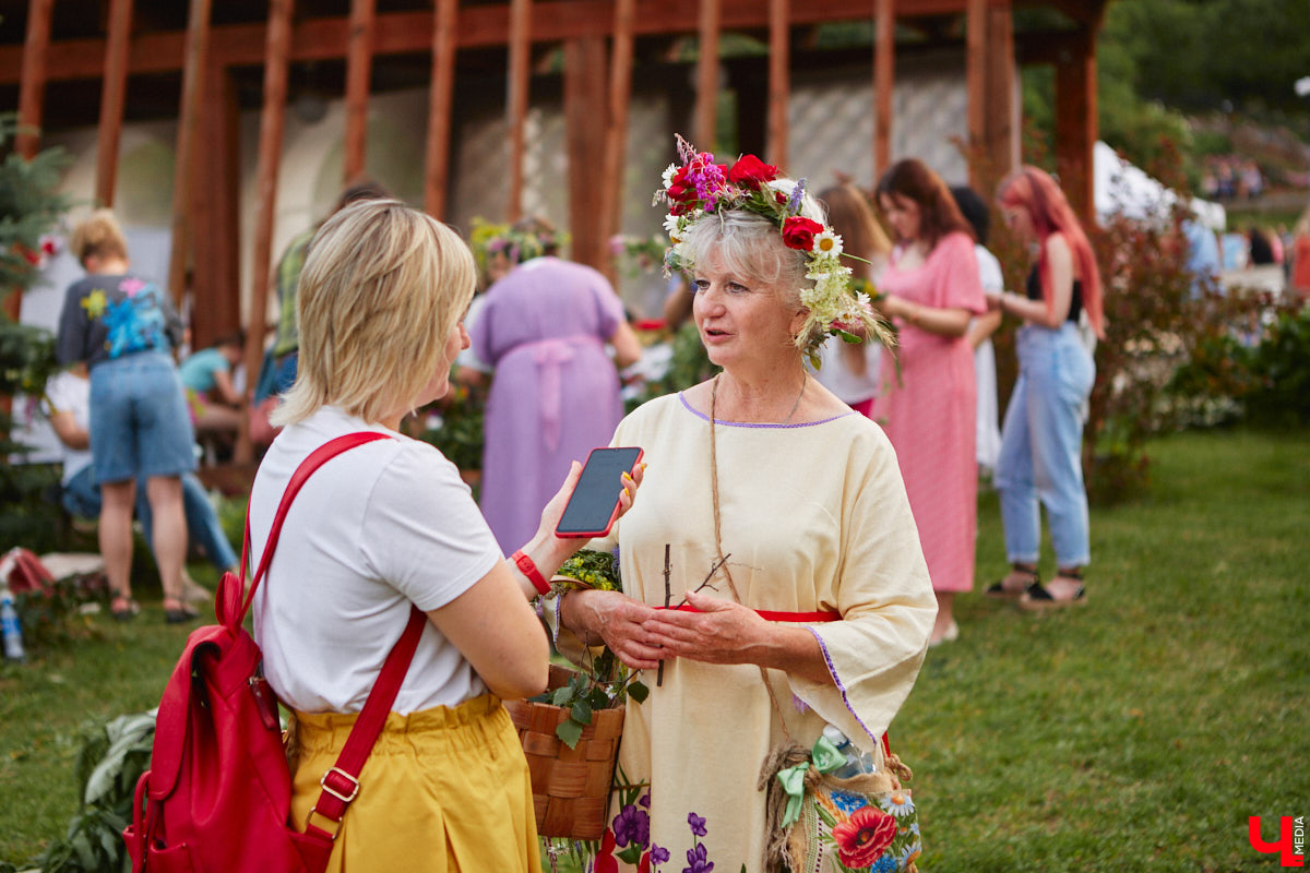 6 июля во Владимире отметили праздник Ивана Купалы. Мероприятие, наполненное традиционными обрядами, прошло в Патриаршем саду. Его гости веселились как могли: кружились в хороводах, гадали на суженого и даже клялись в чувствах, а с наступлением темноты любовались огненным фаер-шоу.