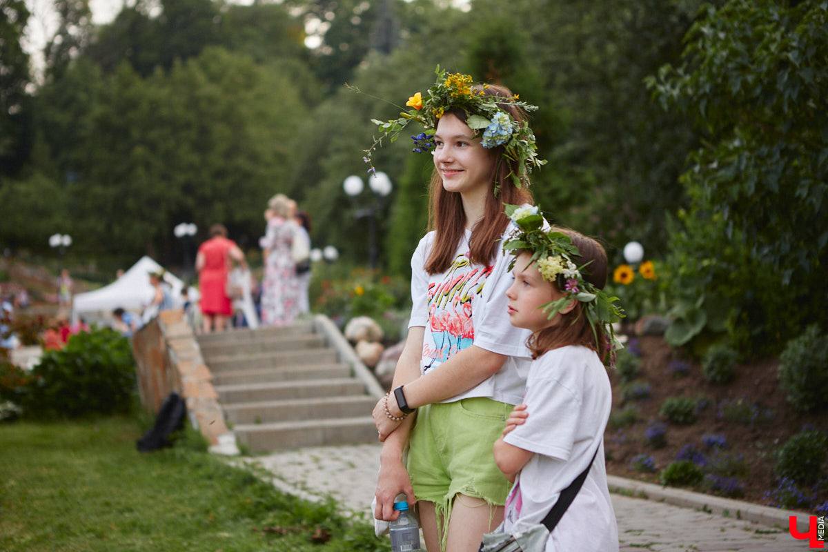 6 июля во Владимире отметили праздник Ивана Купалы. Мероприятие, наполненное традиционными обрядами, прошло в Патриаршем саду. Его гости веселились как могли: кружились в хороводах, гадали на суженого и даже клялись в чувствах, а с наступлением темноты любовались огненным фаер-шоу.