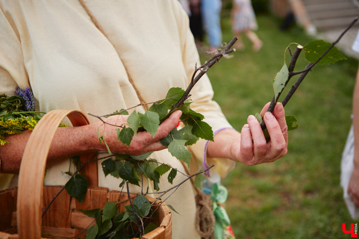 6 июля во Владимире отметили праздник Ивана Купалы. Мероприятие, наполненное традиционными обрядами, прошло в Патриаршем саду. Его гости веселились как могли: кружились в хороводах, гадали на суженого и даже клялись в чувствах, а с наступлением темноты любовались огненным фаер-шоу.