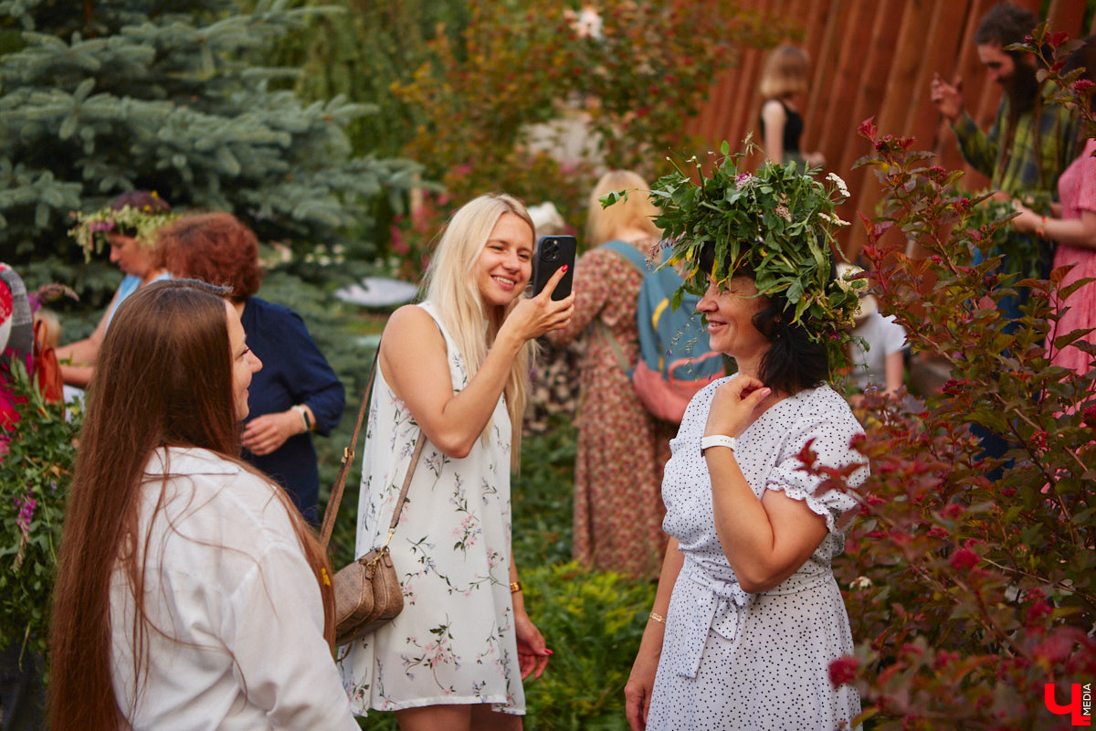 6 июля во Владимире отметили праздник Ивана Купалы. Мероприятие, наполненное традиционными обрядами, прошло в Патриаршем саду. Его гости веселились как могли: кружились в хороводах, гадали на суженого и даже клялись в чувствах, а с наступлением темноты любовались огненным фаер-шоу.