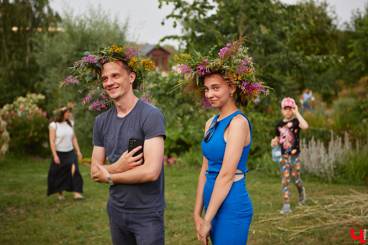 6 июля во Владимире отметили праздник Ивана Купалы. Мероприятие, наполненное традиционными обрядами, прошло в Патриаршем саду. Его гости веселились как могли: кружились в хороводах, гадали на суженого и даже клялись в чувствах, а с наступлением темноты любовались огненным фаер-шоу.