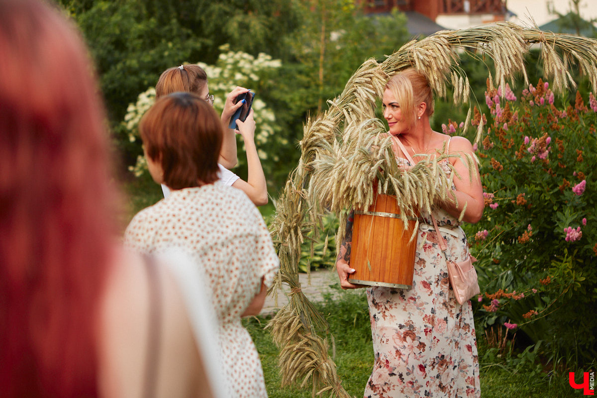 6 июля во Владимире отметили праздник Ивана Купалы. Мероприятие, наполненное традиционными обрядами, прошло в Патриаршем саду. Его гости веселились как могли: кружились в хороводах, гадали на суженого и даже клялись в чувствах, а с наступлением темноты любовались огненным фаер-шоу.