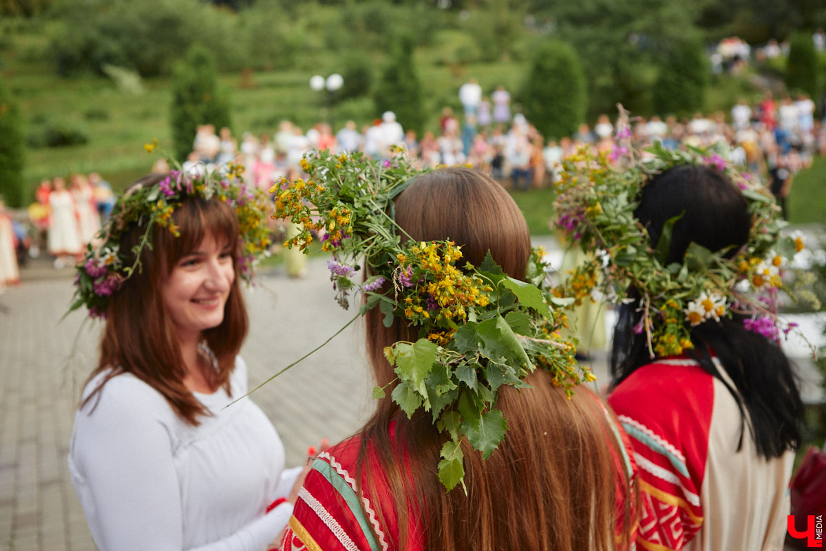 6 июля во Владимире отметили праздник Ивана Купалы. Мероприятие, наполненное традиционными обрядами, прошло в Патриаршем саду. Его гости веселились как могли: кружились в хороводах, гадали на суженого и даже клялись в чувствах, а с наступлением темноты любовались огненным фаер-шоу.