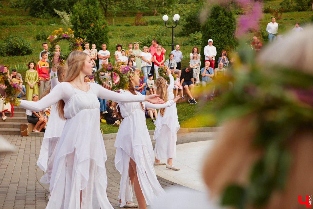 6 июля во Владимире отметили праздник Ивана Купалы. Мероприятие, наполненное традиционными обрядами, прошло в Патриаршем саду. Его гости веселились как могли: кружились в хороводах, гадали на суженого и даже клялись в чувствах, а с наступлением темноты любовались огненным фаер-шоу.