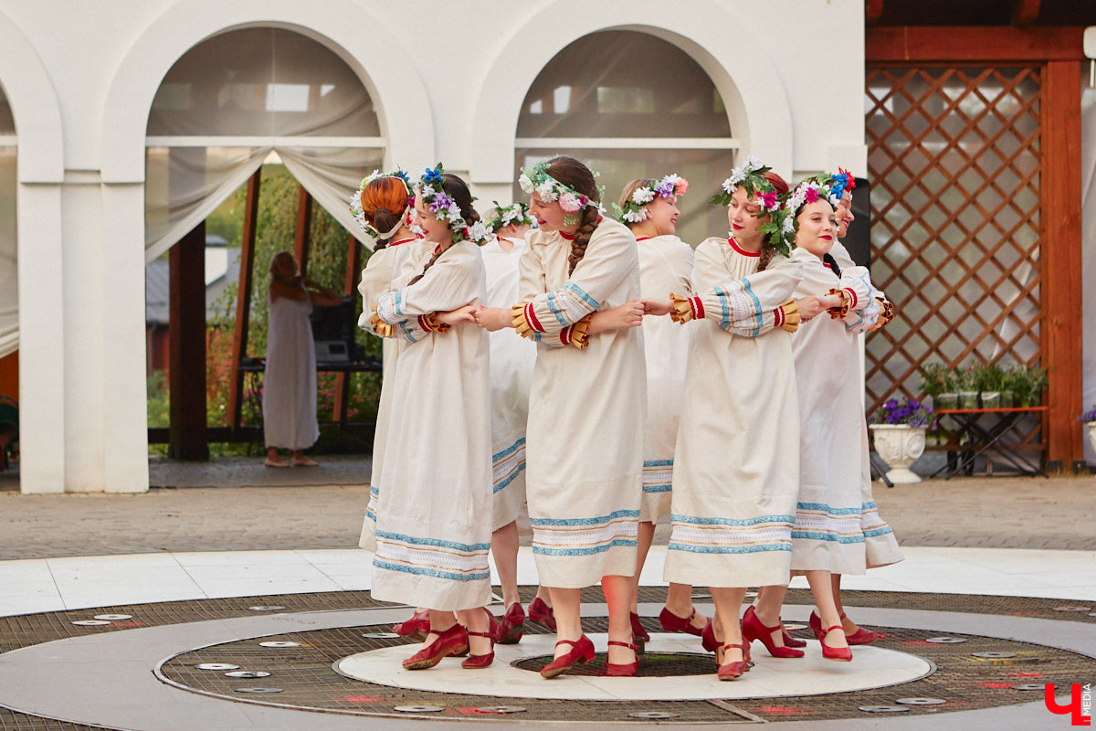 6 июля во Владимире отметили праздник Ивана Купалы. Мероприятие, наполненное традиционными обрядами, прошло в Патриаршем саду. Его гости веселились как могли: кружились в хороводах, гадали на суженого и даже клялись в чувствах, а с наступлением темноты любовались огненным фаер-шоу.