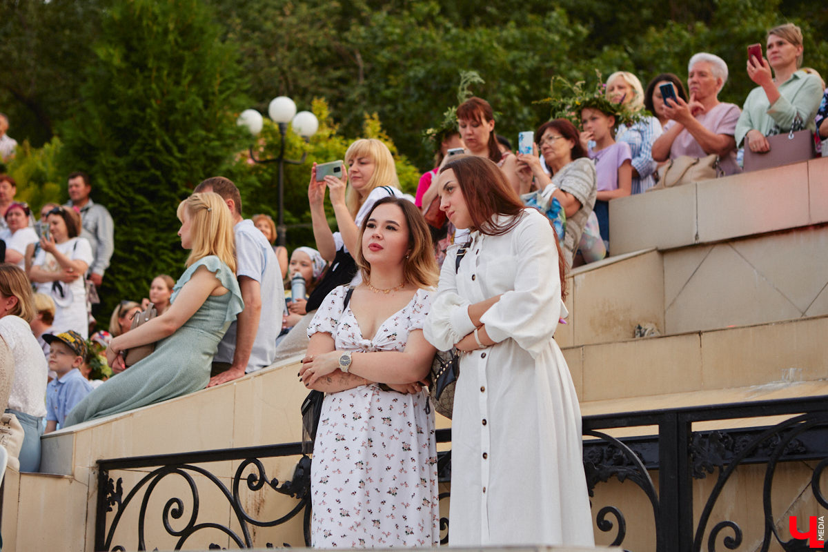 6 июля во Владимире отметили праздник Ивана Купалы. Мероприятие, наполненное традиционными обрядами, прошло в Патриаршем саду. Его гости веселились как могли: кружились в хороводах, гадали на суженого и даже клялись в чувствах, а с наступлением темноты любовались огненным фаер-шоу.