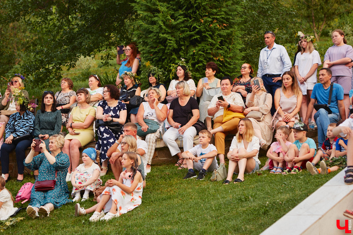 6 июля во Владимире отметили праздник Ивана Купалы. Мероприятие, наполненное традиционными обрядами, прошло в Патриаршем саду. Его гости веселились как могли: кружились в хороводах, гадали на суженого и даже клялись в чувствах, а с наступлением темноты любовались огненным фаер-шоу.