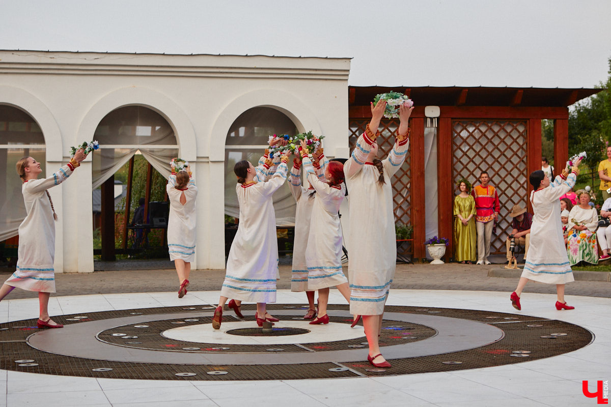 6 июля во Владимире отметили праздник Ивана Купалы. Мероприятие, наполненное традиционными обрядами, прошло в Патриаршем саду. Его гости веселились как могли: кружились в хороводах, гадали на суженого и даже клялись в чувствах, а с наступлением темноты любовались огненным фаер-шоу.