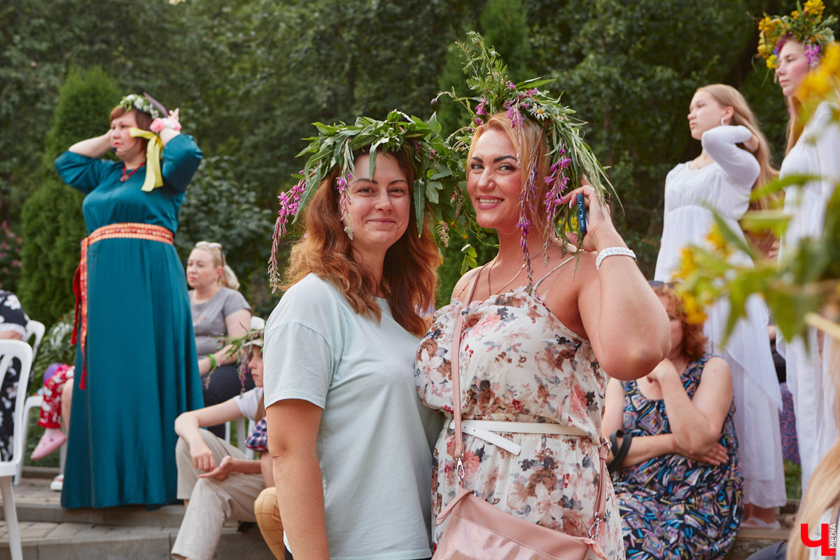 6 июля во Владимире отметили праздник Ивана Купалы. Мероприятие, наполненное традиционными обрядами, прошло в Патриаршем саду. Его гости веселились как могли: кружились в хороводах, гадали на суженого и даже клялись в чувствах, а с наступлением темноты любовались огненным фаер-шоу.