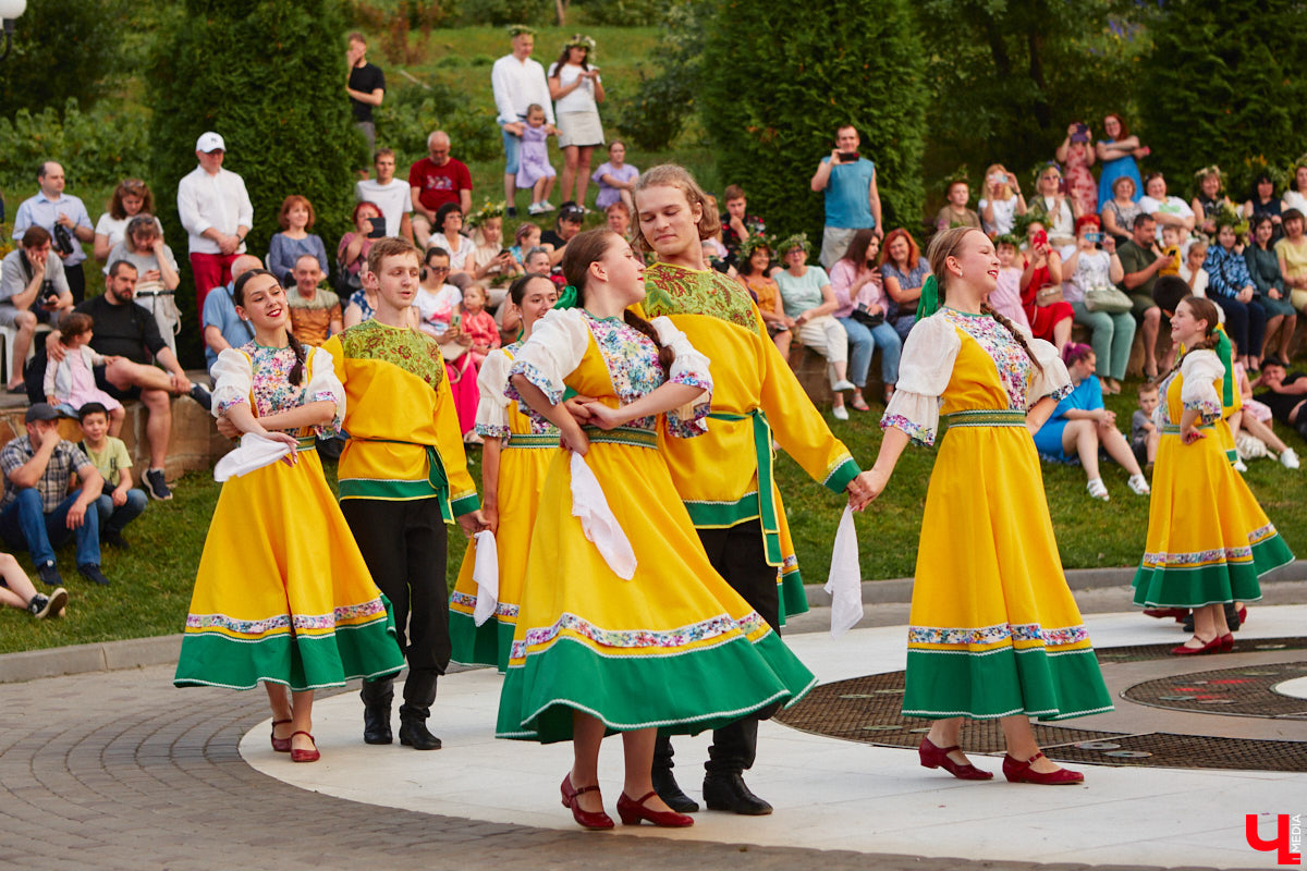 6 июля во Владимире отметили праздник Ивана Купалы. Мероприятие, наполненное традиционными обрядами, прошло в Патриаршем саду. Его гости веселились как могли: кружились в хороводах, гадали на суженого и даже клялись в чувствах, а с наступлением темноты любовались огненным фаер-шоу.