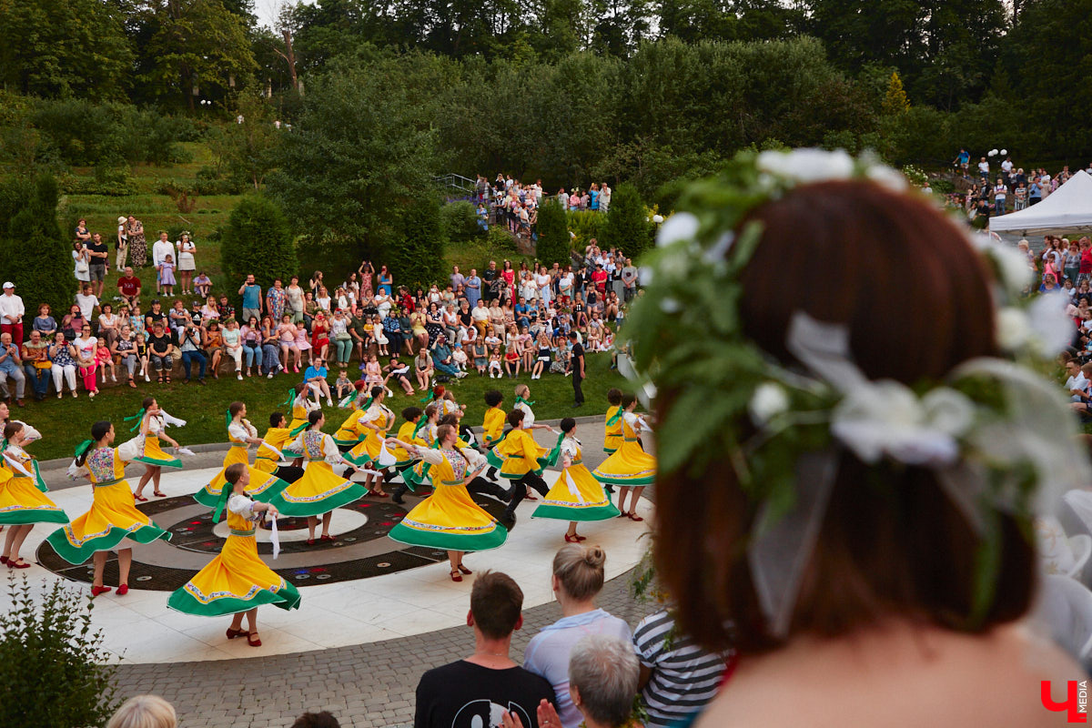 6 июля во Владимире отметили праздник Ивана Купалы. Мероприятие, наполненное традиционными обрядами, прошло в Патриаршем саду. Его гости веселились как могли: кружились в хороводах, гадали на суженого и даже клялись в чувствах, а с наступлением темноты любовались огненным фаер-шоу.