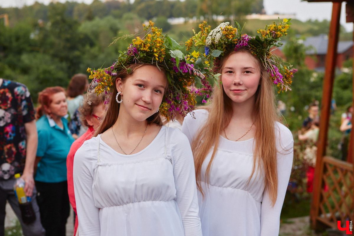 6 июля во Владимире отметили праздник Ивана Купалы. Мероприятие, наполненное традиционными обрядами, прошло в Патриаршем саду. Его гости веселились как могли: кружились в хороводах, гадали на суженого и даже клялись в чувствах, а с наступлением темноты любовались огненным фаер-шоу.