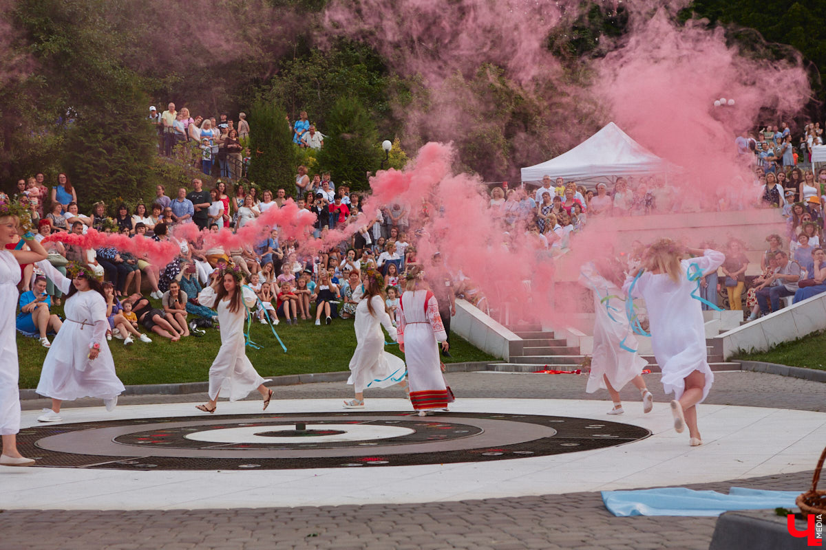 6 июля во Владимире отметили праздник Ивана Купалы. Мероприятие, наполненное традиционными обрядами, прошло в Патриаршем саду. Его гости веселились как могли: кружились в хороводах, гадали на суженого и даже клялись в чувствах, а с наступлением темноты любовались огненным фаер-шоу.