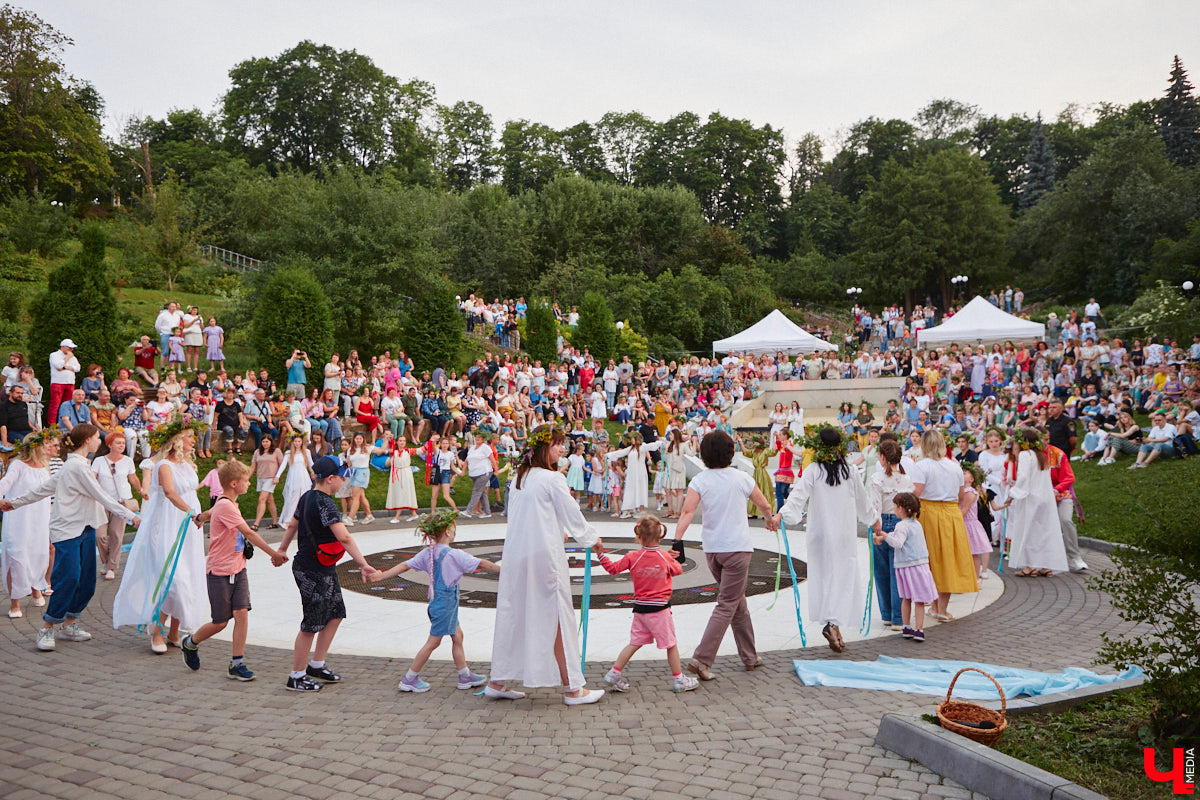 6 июля во Владимире отметили праздник Ивана Купалы. Мероприятие, наполненное традиционными обрядами, прошло в Патриаршем саду. Его гости веселились как могли: кружились в хороводах, гадали на суженого и даже клялись в чувствах, а с наступлением темноты любовались огненным фаер-шоу.