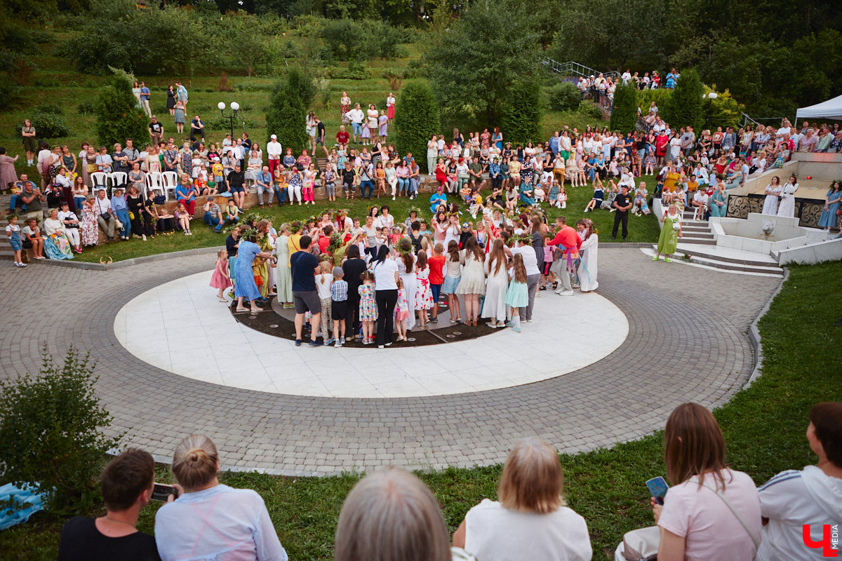 6 июля во Владимире отметили праздник Ивана Купалы. Мероприятие, наполненное традиционными обрядами, прошло в Патриаршем саду. Его гости веселились как могли: кружились в хороводах, гадали на суженого и даже клялись в чувствах, а с наступлением темноты любовались огненным фаер-шоу.