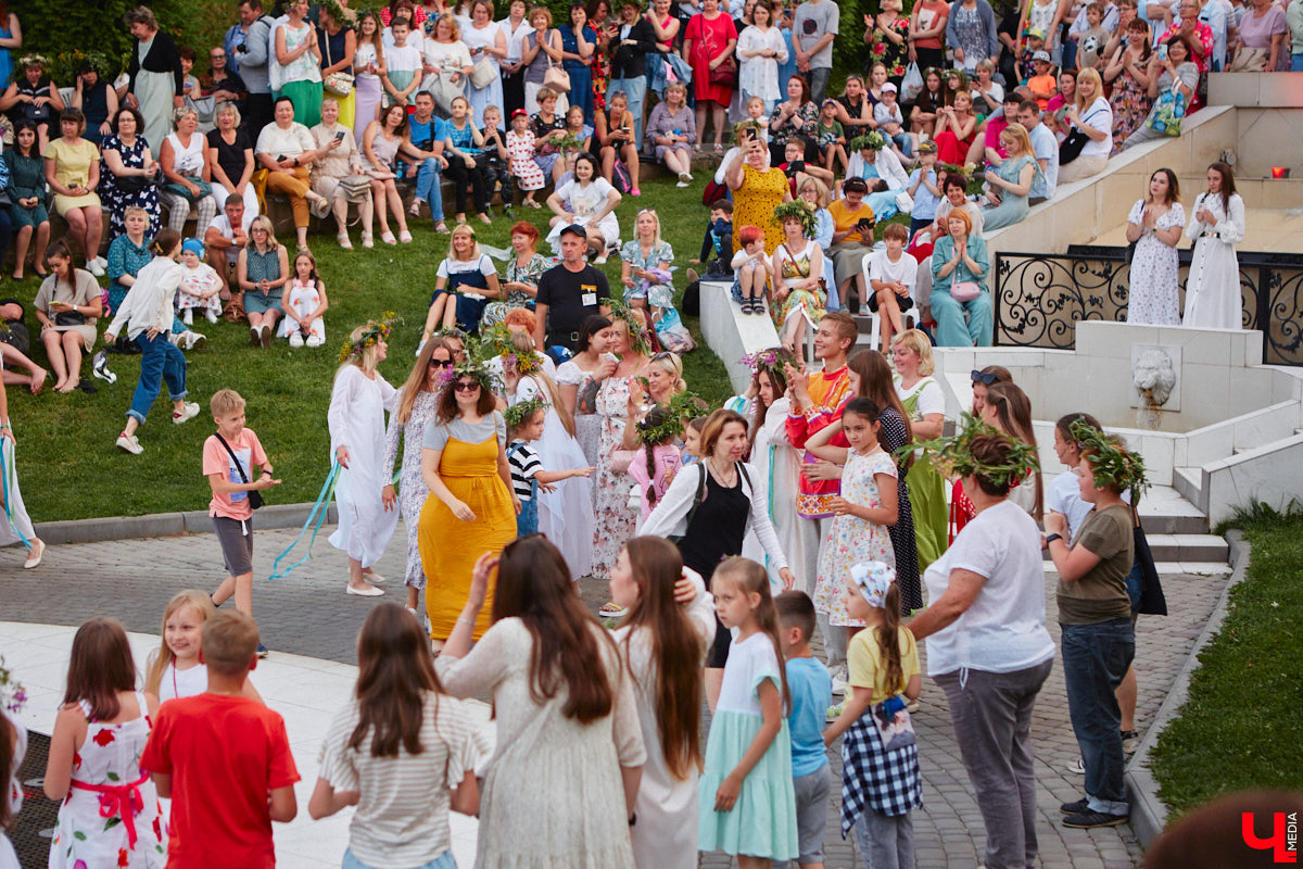 6 июля во Владимире отметили праздник Ивана Купалы. Мероприятие, наполненное традиционными обрядами, прошло в Патриаршем саду. Его гости веселились как могли: кружились в хороводах, гадали на суженого и даже клялись в чувствах, а с наступлением темноты любовались огненным фаер-шоу.