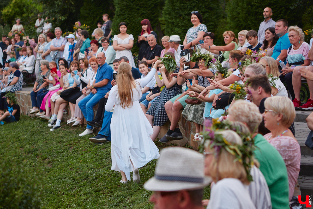 6 июля во Владимире отметили праздник Ивана Купалы. Мероприятие, наполненное традиционными обрядами, прошло в Патриаршем саду. Его гости веселились как могли: кружились в хороводах, гадали на суженого и даже клялись в чувствах, а с наступлением темноты любовались огненным фаер-шоу.