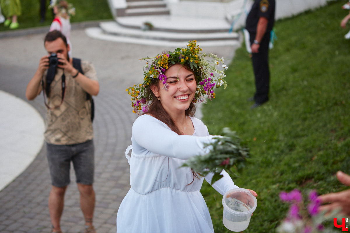 6 июля во Владимире отметили праздник Ивана Купалы. Мероприятие, наполненное традиционными обрядами, прошло в Патриаршем саду. Его гости веселились как могли: кружились в хороводах, гадали на суженого и даже клялись в чувствах, а с наступлением темноты любовались огненным фаер-шоу.