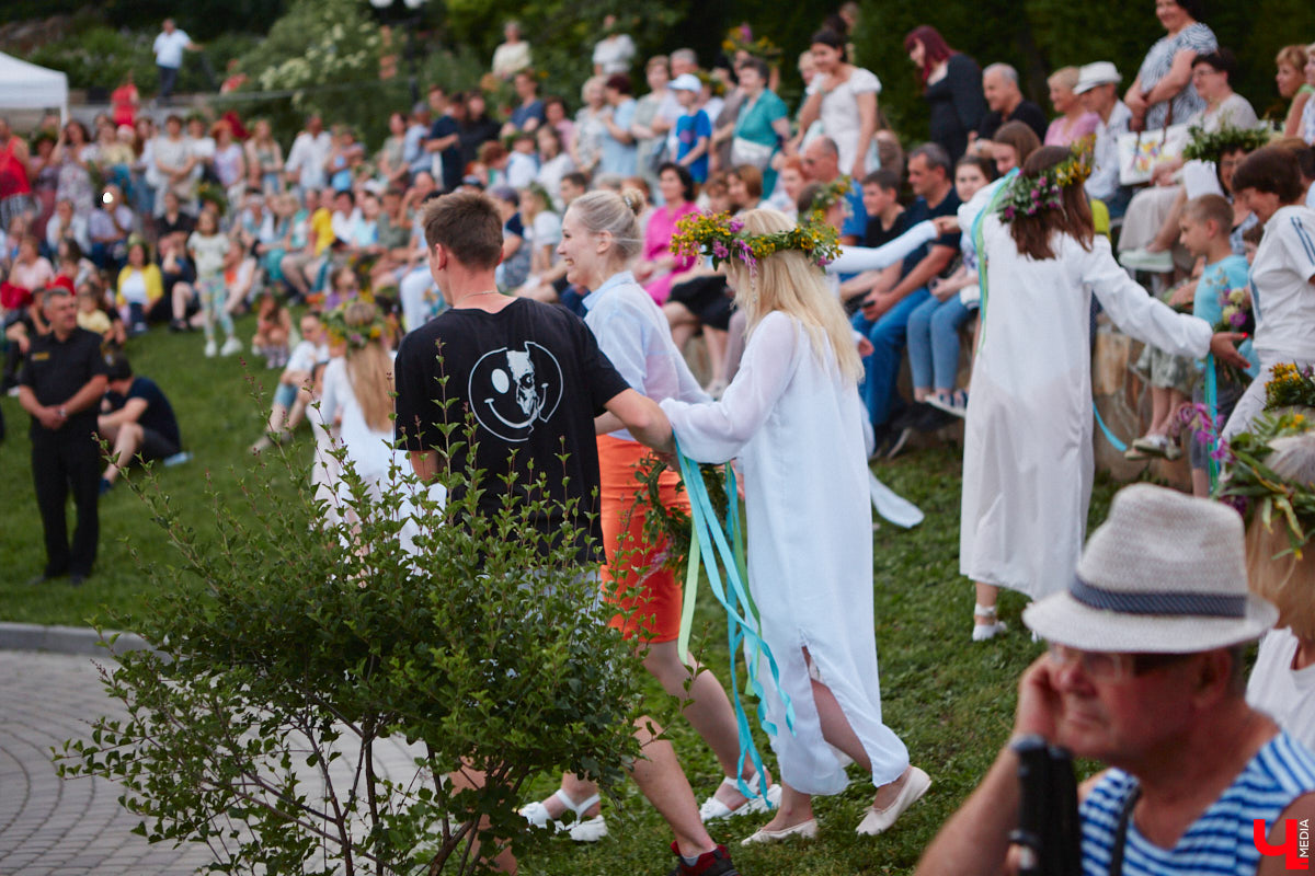 6 июля во Владимире отметили праздник Ивана Купалы. Мероприятие, наполненное традиционными обрядами, прошло в Патриаршем саду. Его гости веселились как могли: кружились в хороводах, гадали на суженого и даже клялись в чувствах, а с наступлением темноты любовались огненным фаер-шоу.