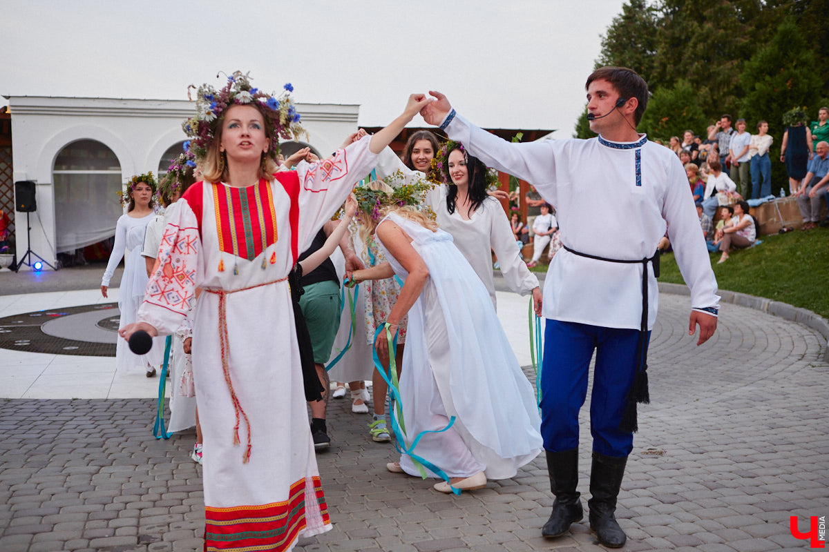 6 июля во Владимире отметили праздник Ивана Купалы. Мероприятие, наполненное традиционными обрядами, прошло в Патриаршем саду. Его гости веселились как могли: кружились в хороводах, гадали на суженого и даже клялись в чувствах, а с наступлением темноты любовались огненным фаер-шоу.