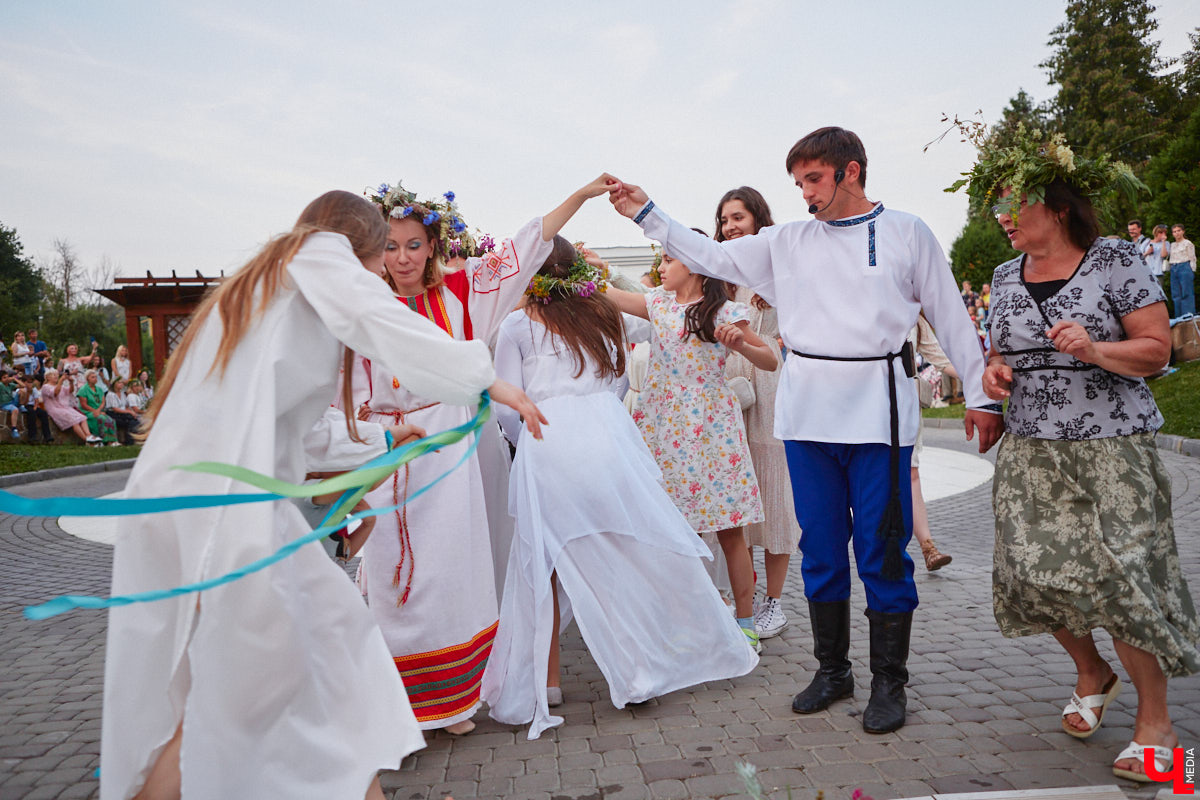 6 июля во Владимире отметили праздник Ивана Купалы. Мероприятие, наполненное традиционными обрядами, прошло в Патриаршем саду. Его гости веселились как могли: кружились в хороводах, гадали на суженого и даже клялись в чувствах, а с наступлением темноты любовались огненным фаер-шоу.