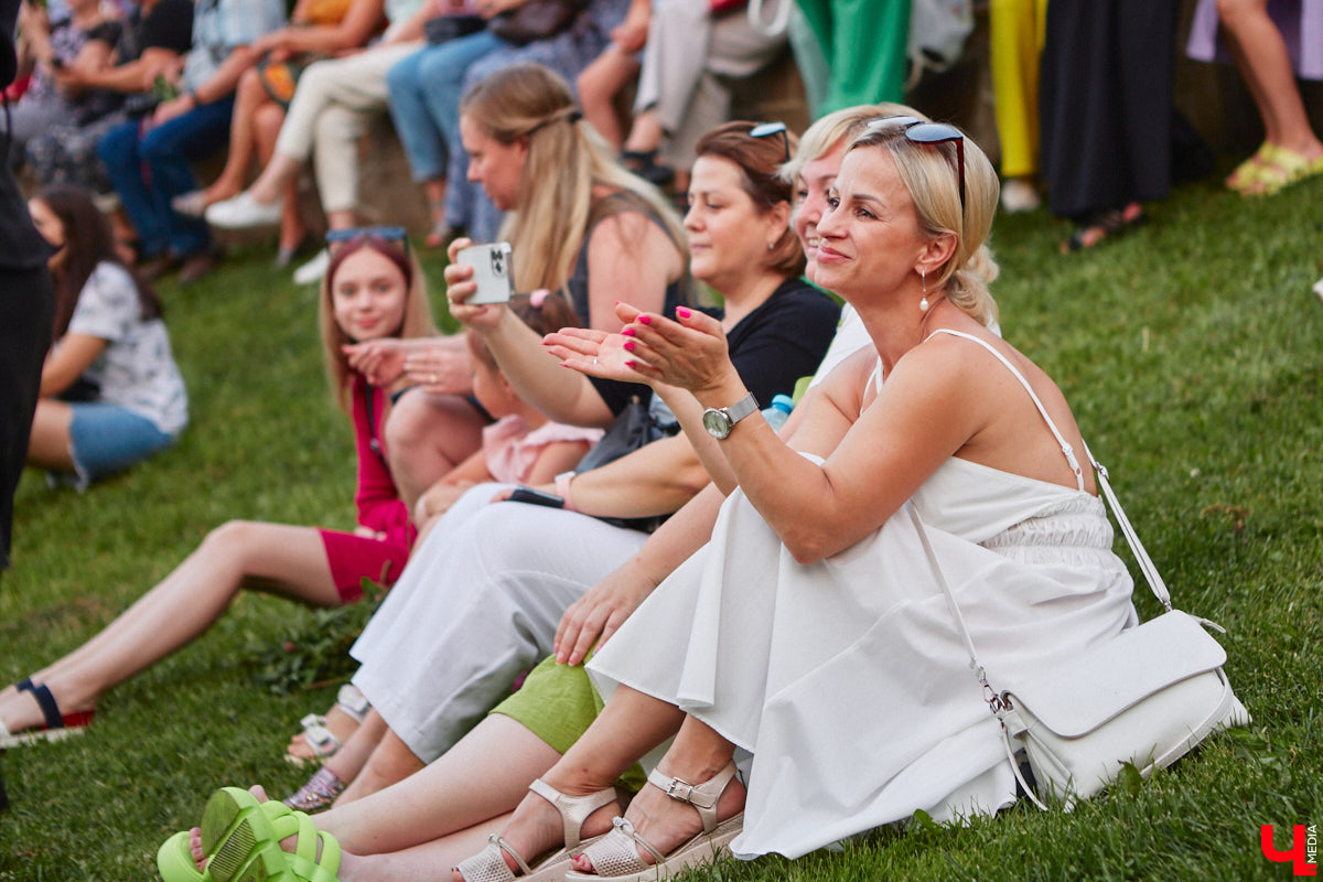 6 июля во Владимире отметили праздник Ивана Купалы. Мероприятие, наполненное традиционными обрядами, прошло в Патриаршем саду. Его гости веселились как могли: кружились в хороводах, гадали на суженого и даже клялись в чувствах, а с наступлением темноты любовались огненным фаер-шоу.